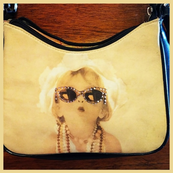 Adorable Small Handbag - Picture 2 of 3